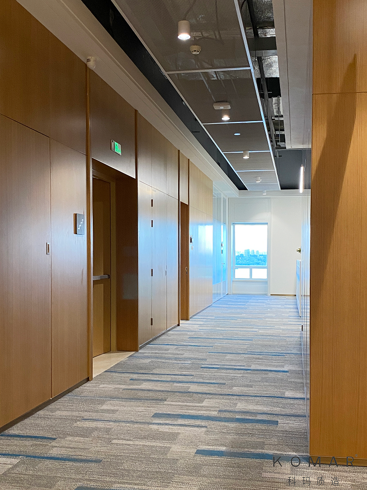 辦公區走道_到頂胡桃木墻板3.png
